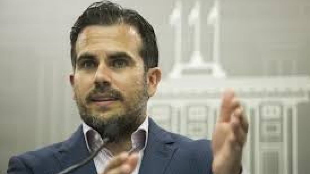  Gobernador dice contrato con Educaci&oacute;n es con otro socio del bufete donde labora su hermano 