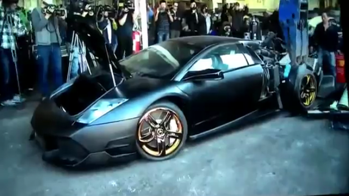 Video: La PolicÃ­a destruye sin piedad un Lamborghini confiscado