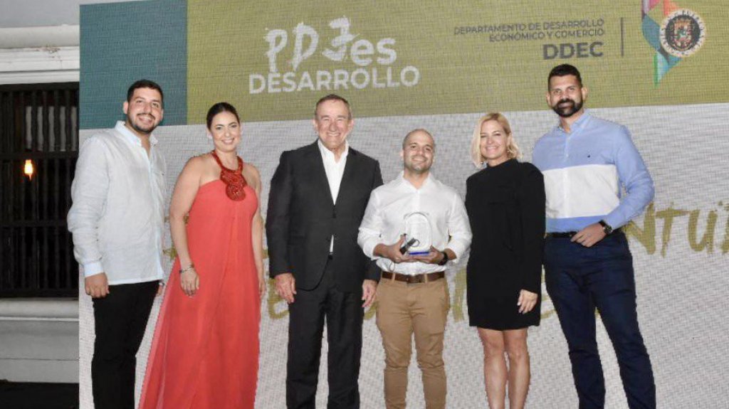  Secretario de Desarrollo Econ&oacute;mico premia con becas Teodoro Moscoso y Medalla del Gobernador a j&oacute;venes destacados 