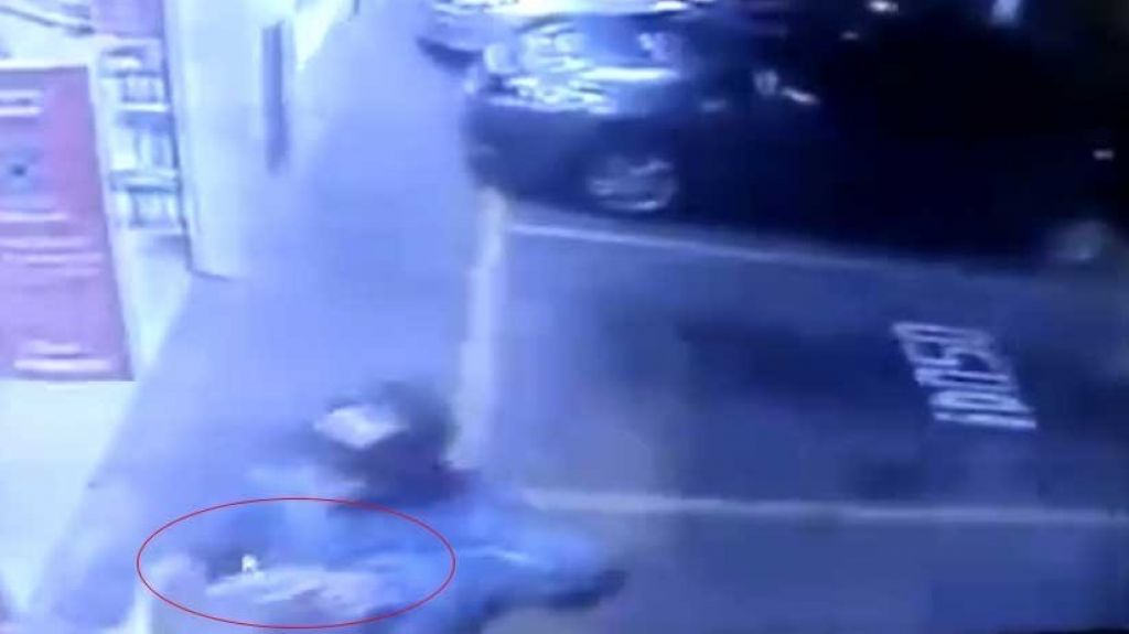  FUERTE VIDEO: Polic&iacute;a militar mata a un ladr&oacute;n al frustrar un asalto a un comercio en Brasil 