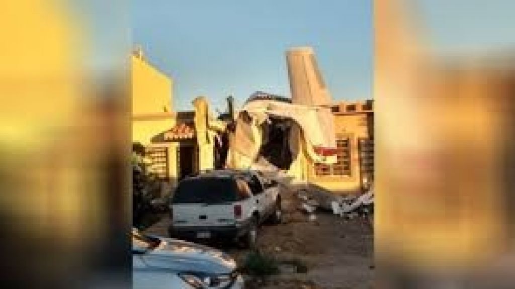  Vea video: Al menos cuatro muertos al caer avioneta sobre casa en el noroeste de M&eacute;xico 
