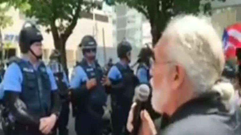  Video: Comienzan los manifestantes a cuestionar a la polic&iacute;a 