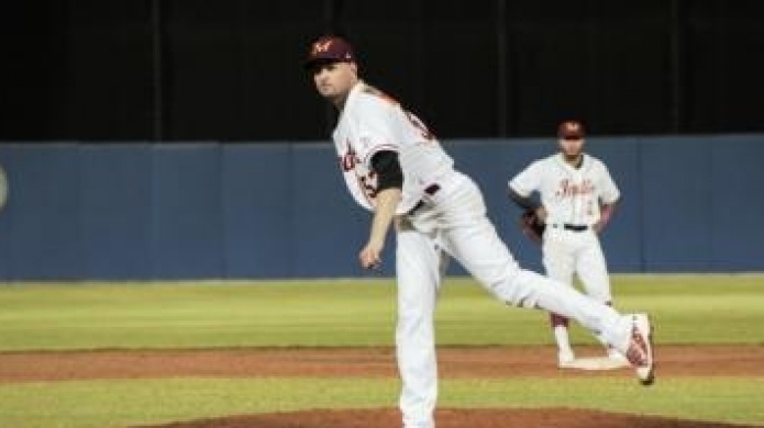 Indios vencen a Carolina con estrecho marcador