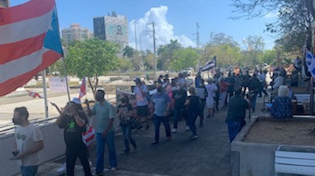  Siguen protestas por problemas de transportaci&oacute;n que padecen residentes de Vieques y Culebra: manifestaci&oacute;n frente a las oficinas del la ATM en Santurce 
