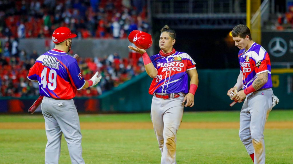  Jonathan Morales, a la receptor&iacute;a, y Yadier Molina, como designado, en el juego ante Colombia 