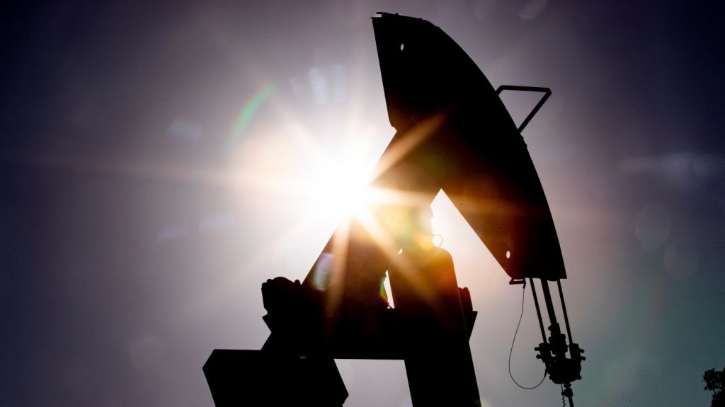  El petr&oacute;leo contin&uacute;a en retroceso y cede otro 5 % por falta de almacenaje 