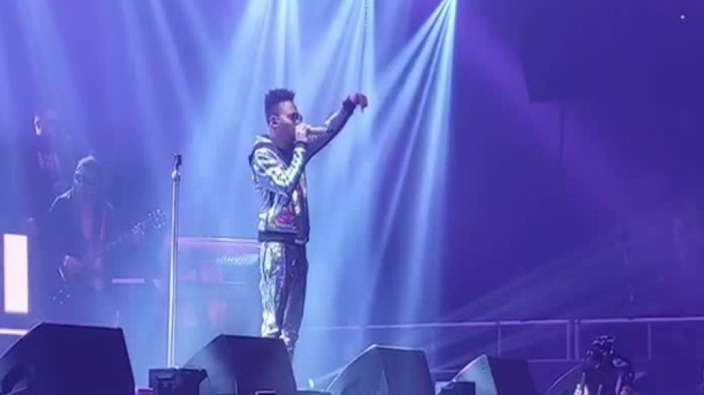  Video: Momento en que Ozuna pide perd&oacute;n al p&uacute;blico durante un concierto por su video &ldquo;intimo&rdquo; 