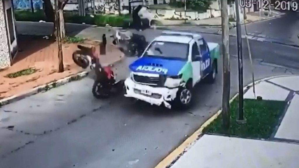  VIDEO: Cometen robo y chocan fatalmente en su fuga contra una patrulla de la Polic&iacute;a 