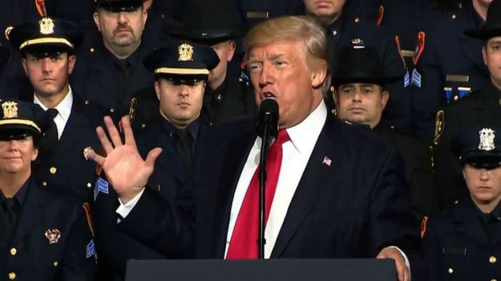  Trump pide pena de muerte para quien asesine a polic&iacute;as 