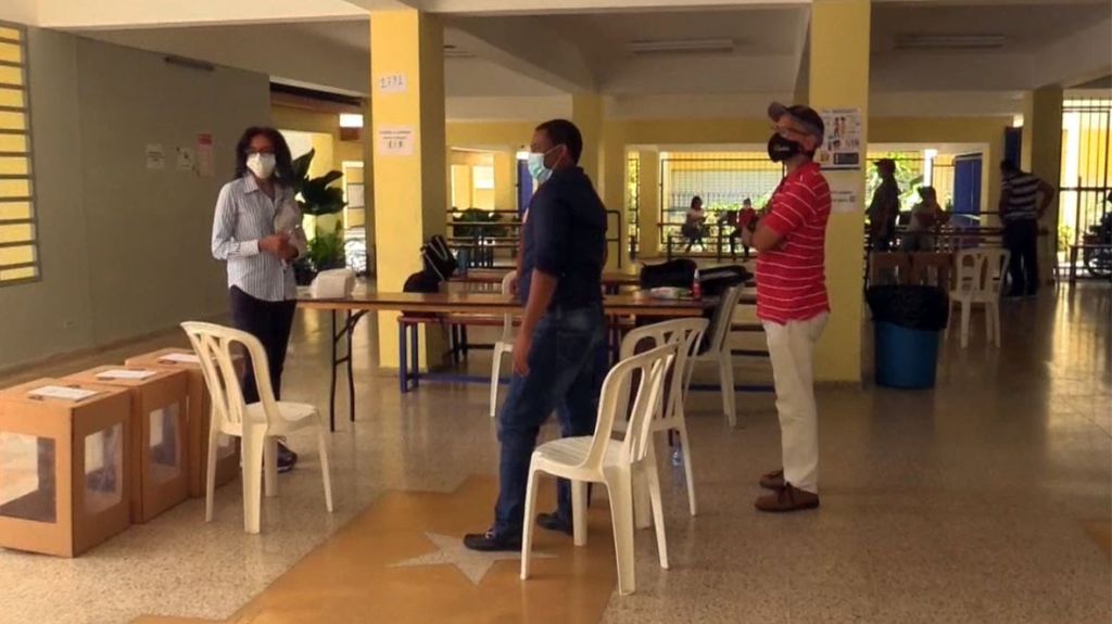  Abiertos los colegios electorales para recibir a 7.5 millones de votantes en la República Dominicana 