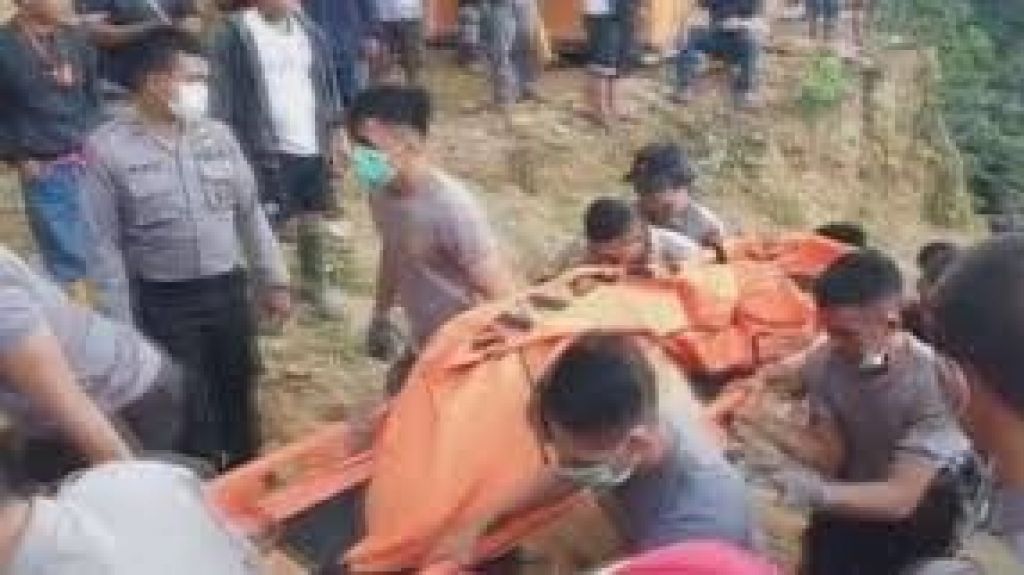  Vea video: El hundimiento de una mina en Indonesia deja al menos un muerto y 60 desaparecidos 