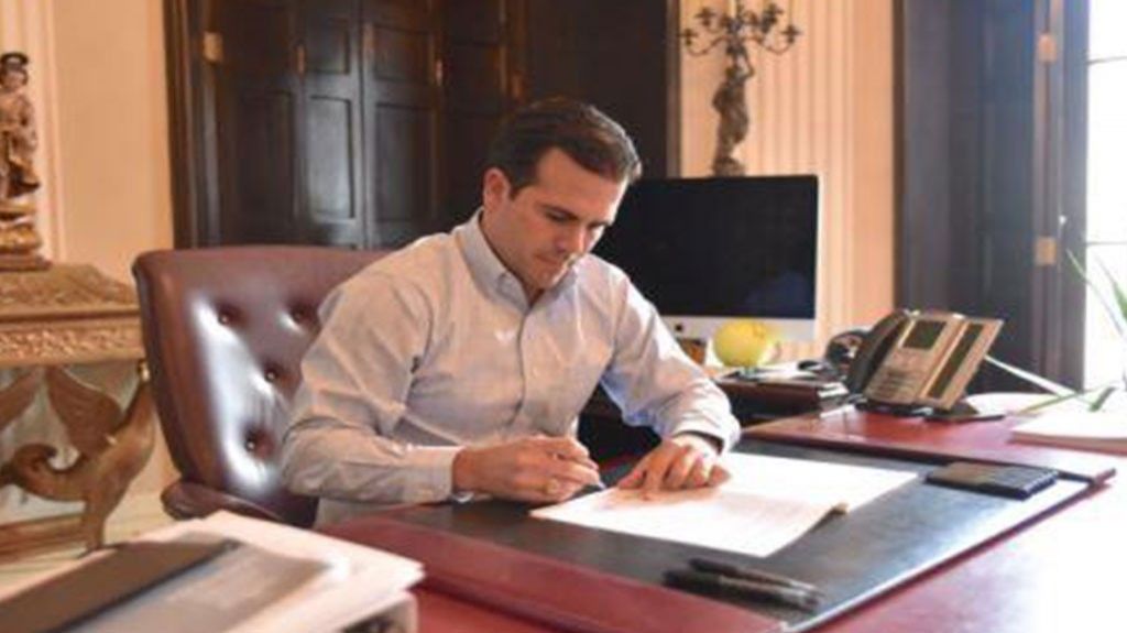  Gobernador firma leyes sobre la educaci&oacute;n p&uacute;blica entre los que se busca no interrumpir clases por causas naturales 