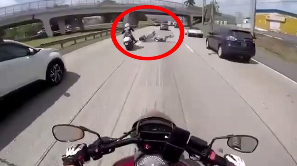  Cámara de un casco capta momento en que conductor de motora se accidentan en expreso 52 