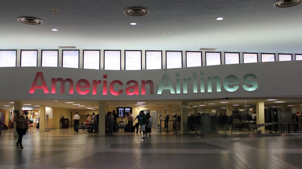 Arrestan turista que agredi&oacute; a un polic&iacute;a en el aeropuerto Luis Mu&ntilde;oz Mar&iacute;n 