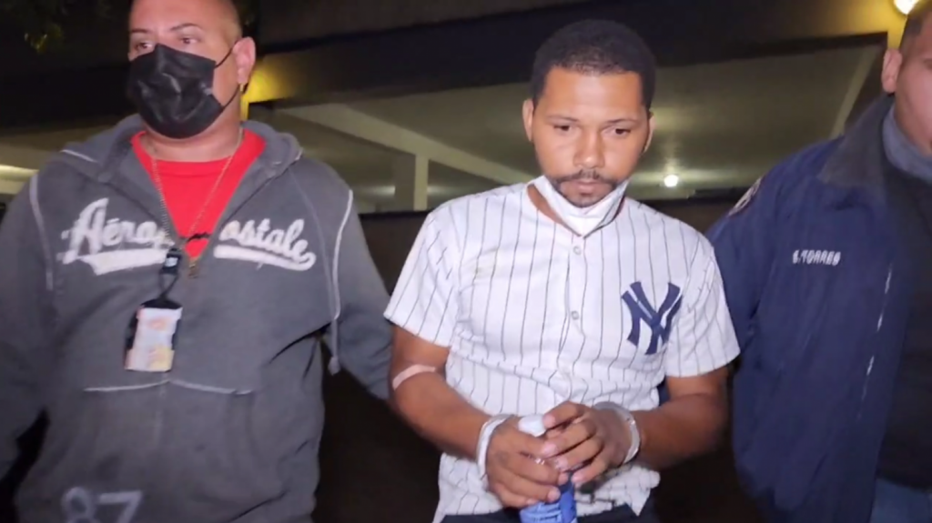  Video: Arrestado, lleg&oacute; a l escena de oble asesinato en Rio Piedras con una pistola ilegal 