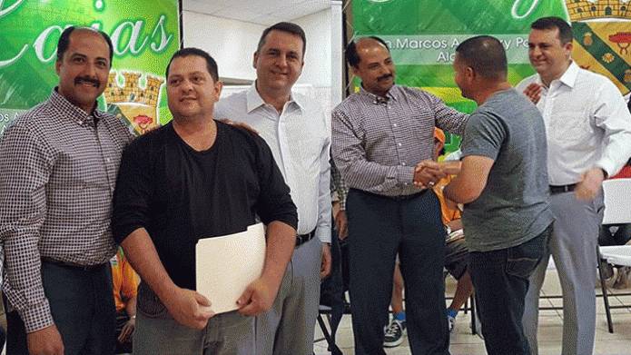 Entregan TÃ­tulos de Propiedad y ayuda monetaria a residentes del distrito de Ponce y suroeste