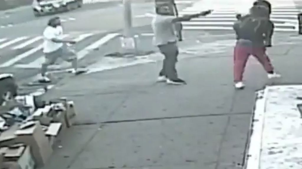  VIDEO: Un hombre abre fuego a plena luz del d&iacute;a y deja un muerto y un herido en Nueva York 