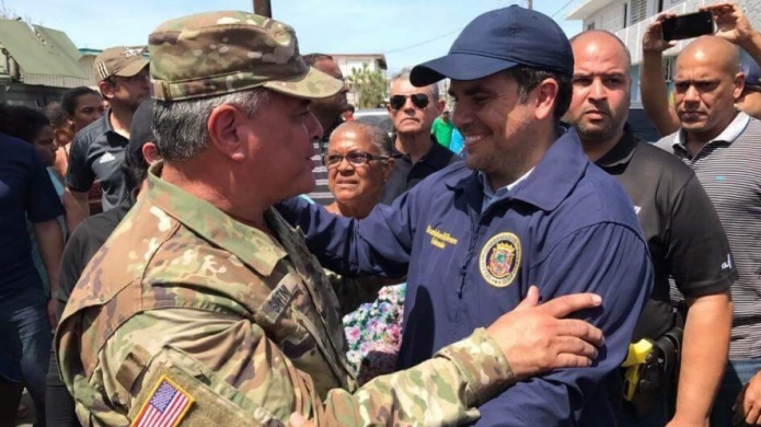 Video: Santini llega como coronel de la Guardia Nacional a recoger escombros en San Juan 