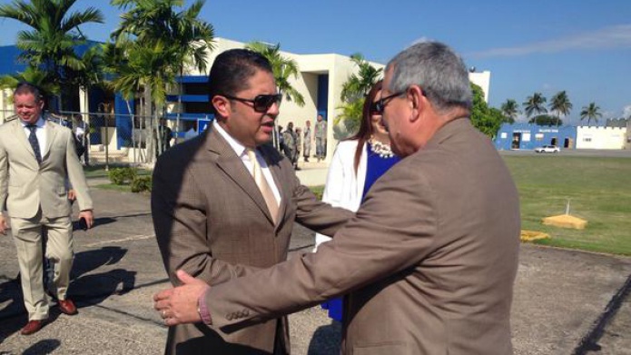 "Estilo Rey Mago" llega el superintendente José Caldero con rifles y armas cortas para regalarlos a Santo Domingo