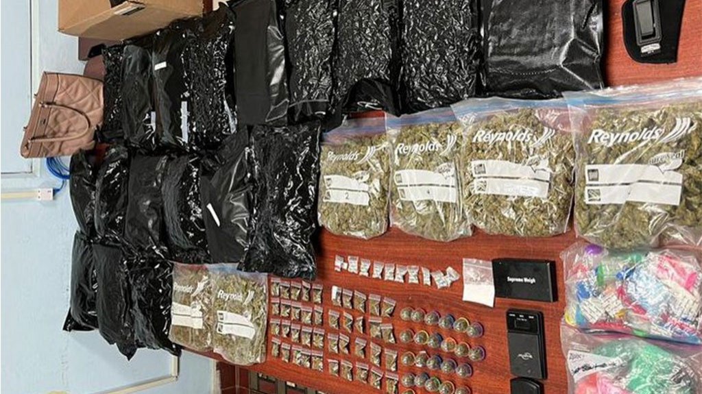  Intervienen con una conductora por una infracci&oacute;n de tr&aacute;nsito y le confiscan 21 libras de marihuana 