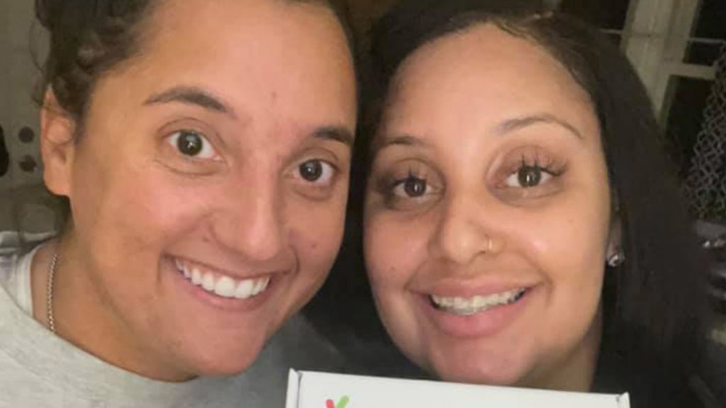  Dos amigas que trabajaban juntas y se conoc&iacute;an desde hace varios a&ntilde;os descubren que son hermanas biol&oacute;gicas 