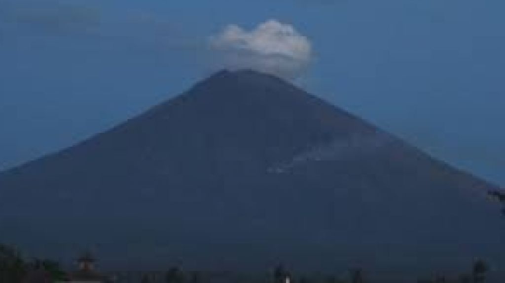  Vea video: La erupci&oacute;n de volc&aacute;n Agung obliga a cerrar un aeropuerto en isla indonesia de Java 