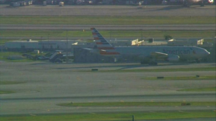 TelÃ©fono celular abandonado provoca alarma en vuelo que llegÃ³ a Miami desde ParÃ­s