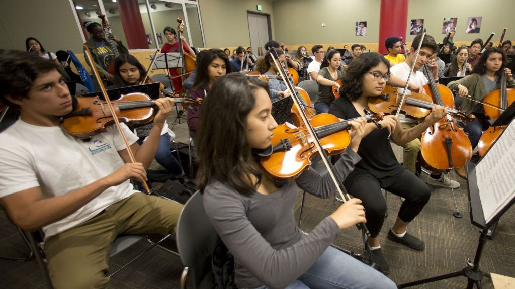  Orquesta juvenil de Los &Aacute;ngeles estrena su primera sede en una escuela 