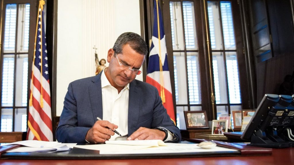  Gobernador firma medida de moratoria a &ldquo;la crudita&rdquo; 