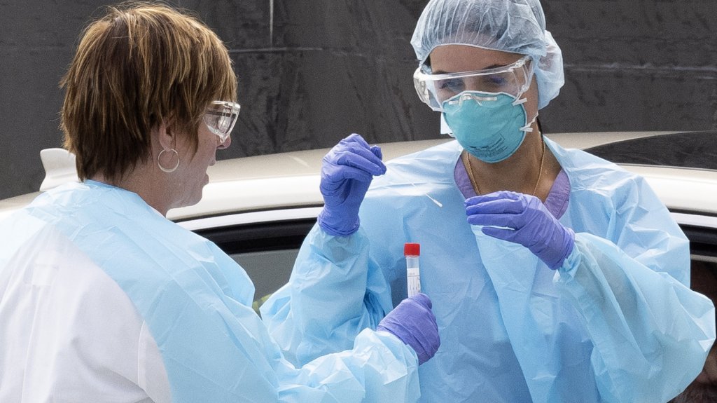  EE.UU. suma otros 1.148 muertos por COVID-19 en 24 horas y llega a 217.745 