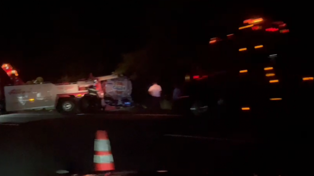  Video: Conductor de una Mini Cooper muere calcinado al chocar con un cami&oacute;n en expreso 22 