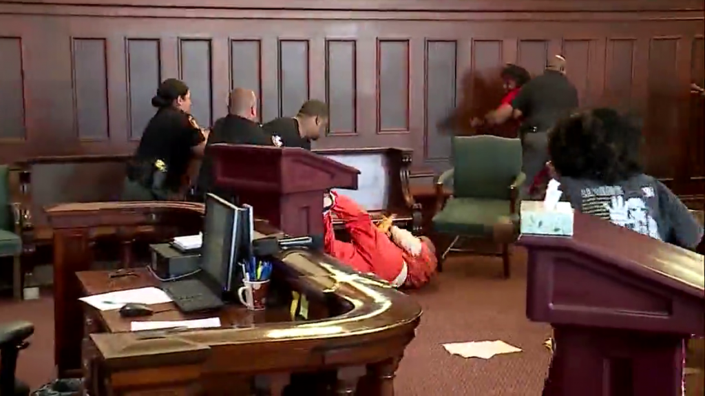  Video: Estalla pelea en la corte de Ohio durante la sentencia de un asesino 
