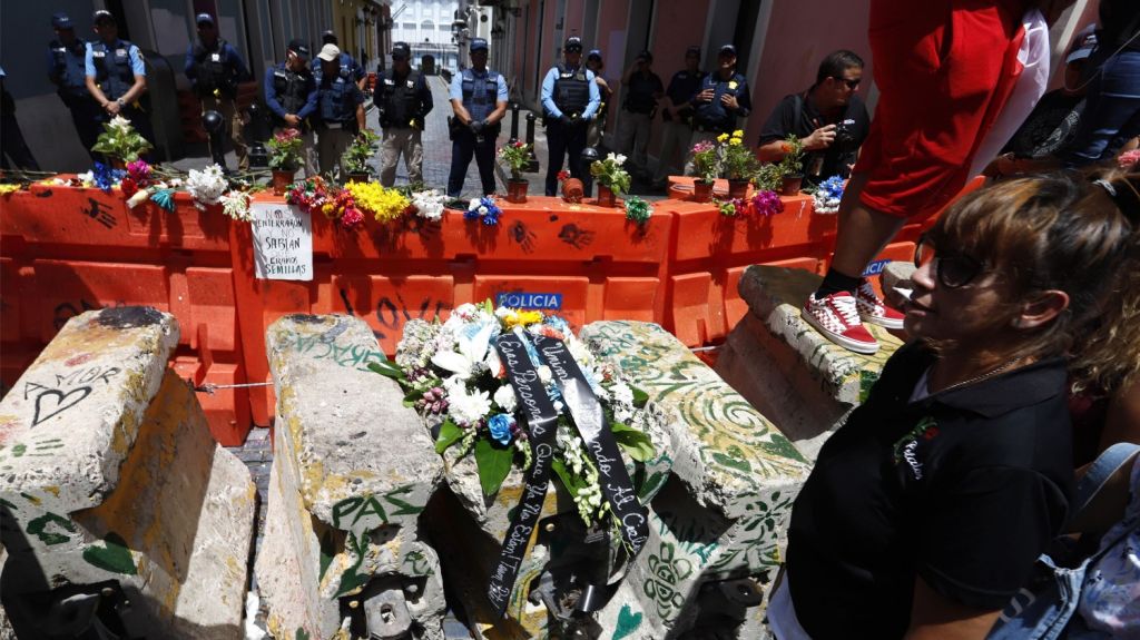 Vea video: Colocan decenas de flores sobre barricadas en zona de protesta en La Fortaleza 