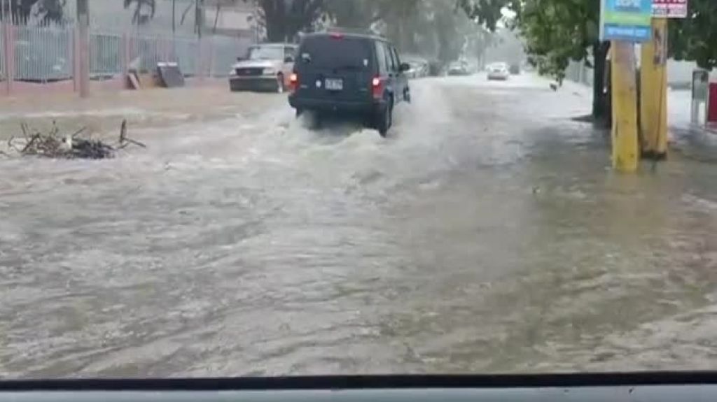  &nbsp; Video: Calles de Hato Rey se convirtieron en un rio ayer durante los aguaceros 