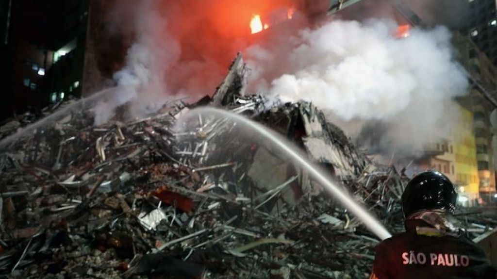  Vea video: Al menos un muerto en el derrumbe de un edificio incendiado en Sao Paulo 