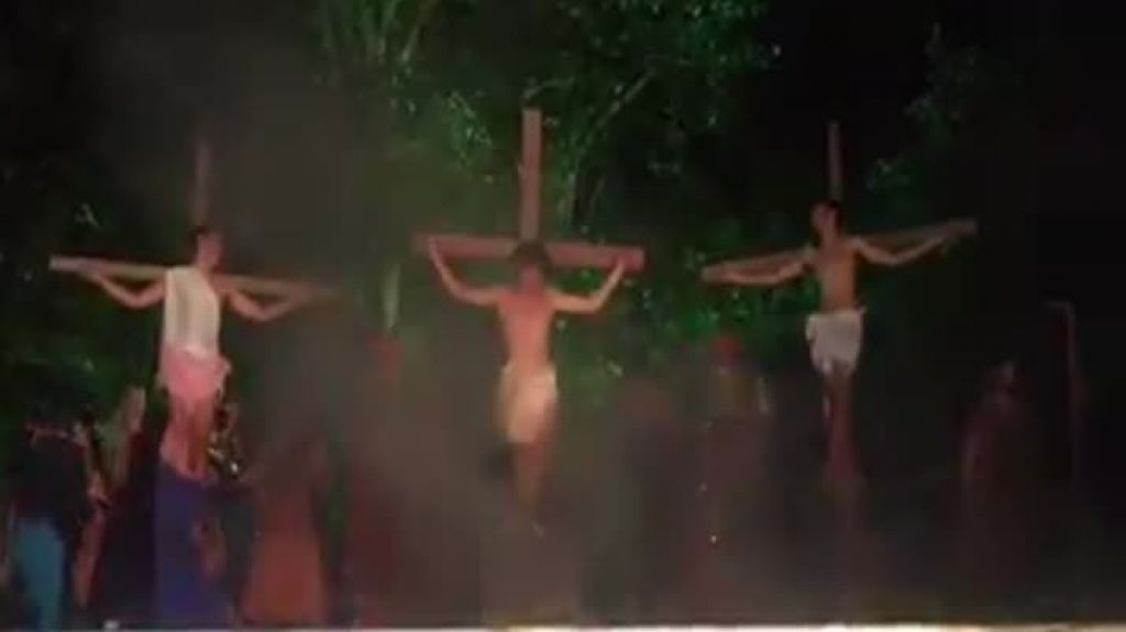  Video: hombre en Brasil, interrumpe una obra del viernes Santo y agrede a un actor 