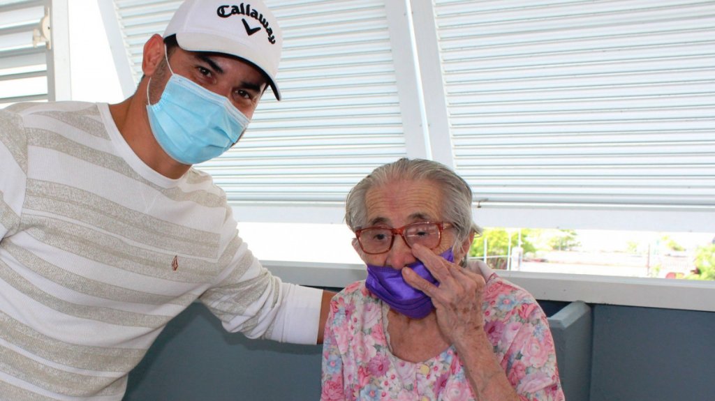  Alcalde electo de Ceiba lleva almuerzos a ancianos en d&iacute;a de Acci&oacute;n de Gracias 