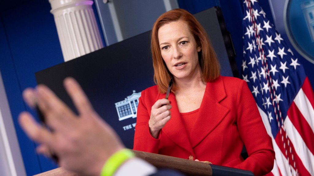  Biden utiliza leyes de guerra para acelerar la distribuci&oacute;n de las vacunas 