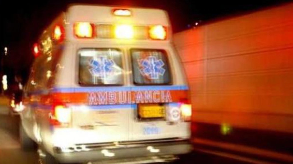  Grave pasajero luego de que conductor chocara contra una valla en Manat&iacute; 