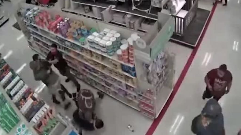  Video: Dos clientes le parten un brazo a guardia de seguridad que los sac&oacute; de una tienda por no tener mascarillas 