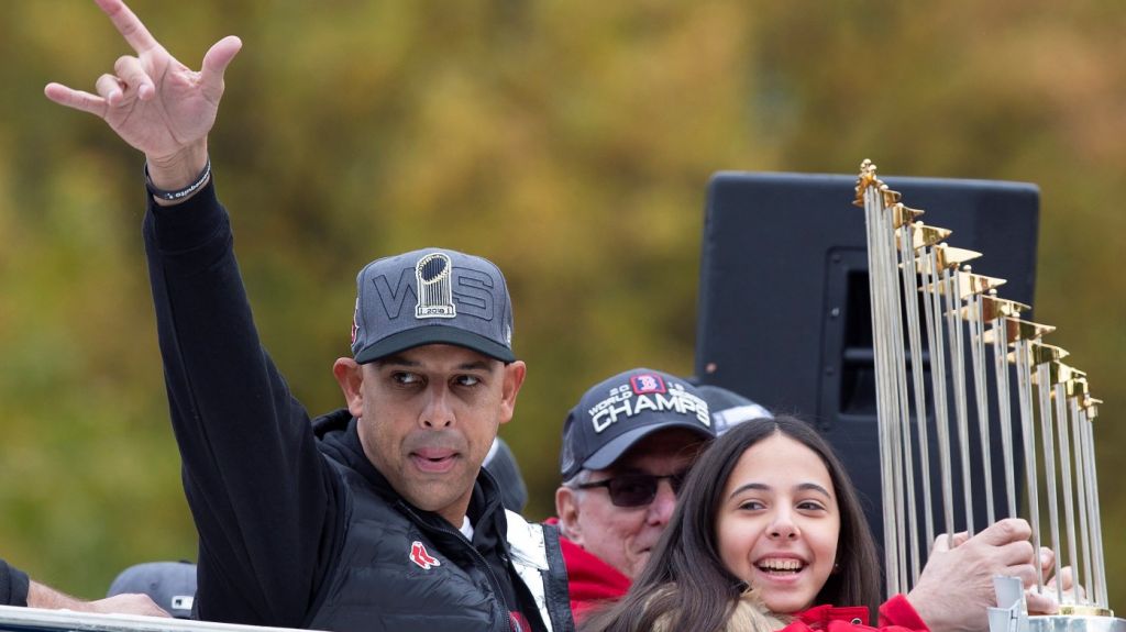  Alex Cora y miembros de Medias Rojas llegan a Puerto Rico con trofeo de campeonato 