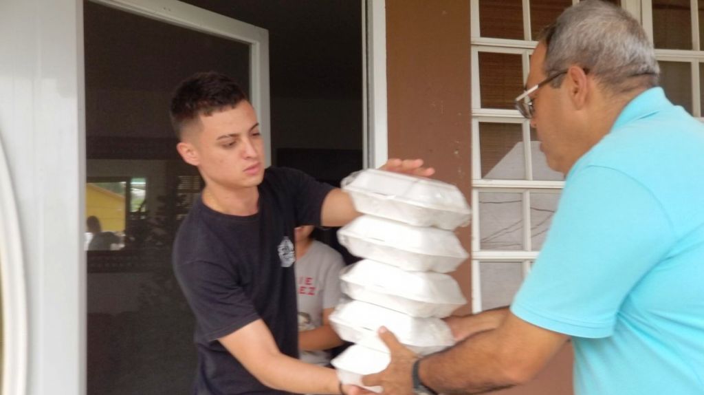 Reparten mÃ¡s de 300 comidas calientes a residentes de Camuy sin electricidad