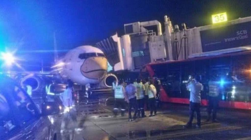  Video:Un Boeing 737 aplasta a un remolcador con su conductor dentro en un aeropuerto de Tailandia 