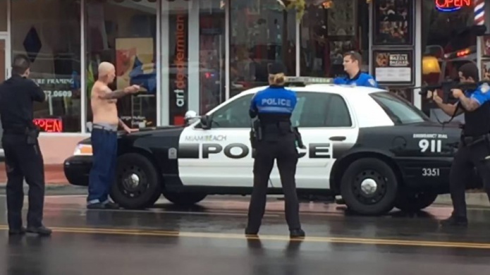 VIDEO: PolicÃ­a de Miami Beach balea a presunto asaltante de banco