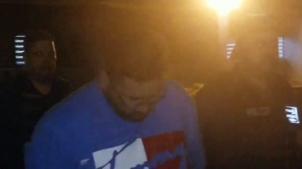  Video: Arrestan en residencial de Bayam&oacute;n hombre que huy&oacute; de la polic&iacute;a 