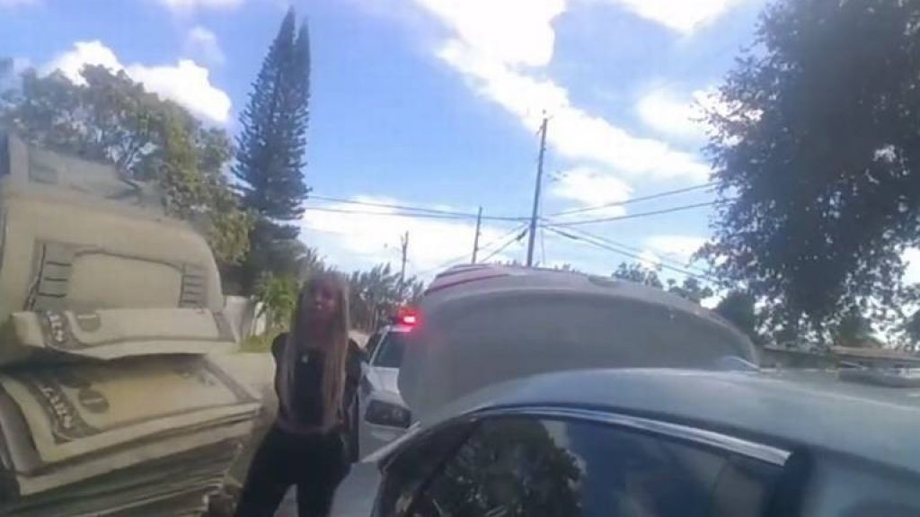  "Tenemos cuentas que pagar, cariño": Policías deberán devolverle $20,000 a bailarina desnudista (Video) 