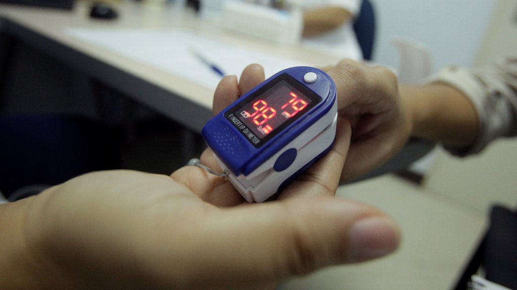  La FDA advierte sobre limitaciones y fallas de los oxímetros de pulso 