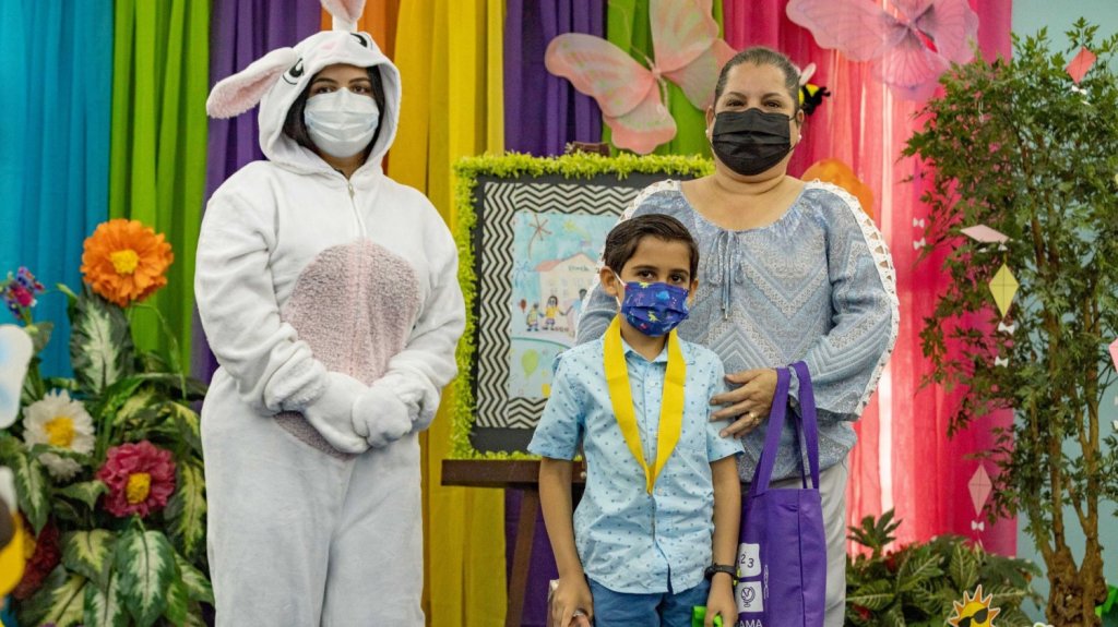  Premian a niños ganadores de certámenes de arte en el Mes de la Niñez Temprana 