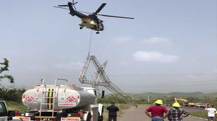 Video: HelicÃ³ptero PUMA de la AEE traslada una torre de transmisiÃ³n del sur  