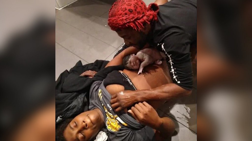  VIDEO:Empleados de McDonalds ayudan a una mujer a dar a luz en el baño del restaurante 